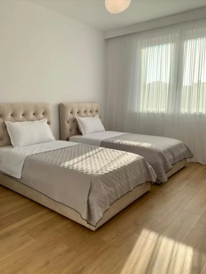 Tirane, jap me qera apartament 2+1 Kati 3, 78 m² 700 € (pallati me shigjeta)