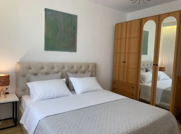 Tirane, jap me qera apartament 2+1 Kati 3, 78 m² 700 € (pallati me shigjeta)