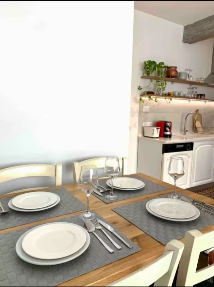 Tirane, jap me qera apartament 2+1 Kati 3, 78 m² 700 € (pallati me shigjeta)