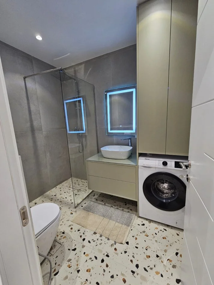 Tirane, jepet me qera apartament 1+1 Kati 8, 65 m² 480 € (Rruga 5 Maji)