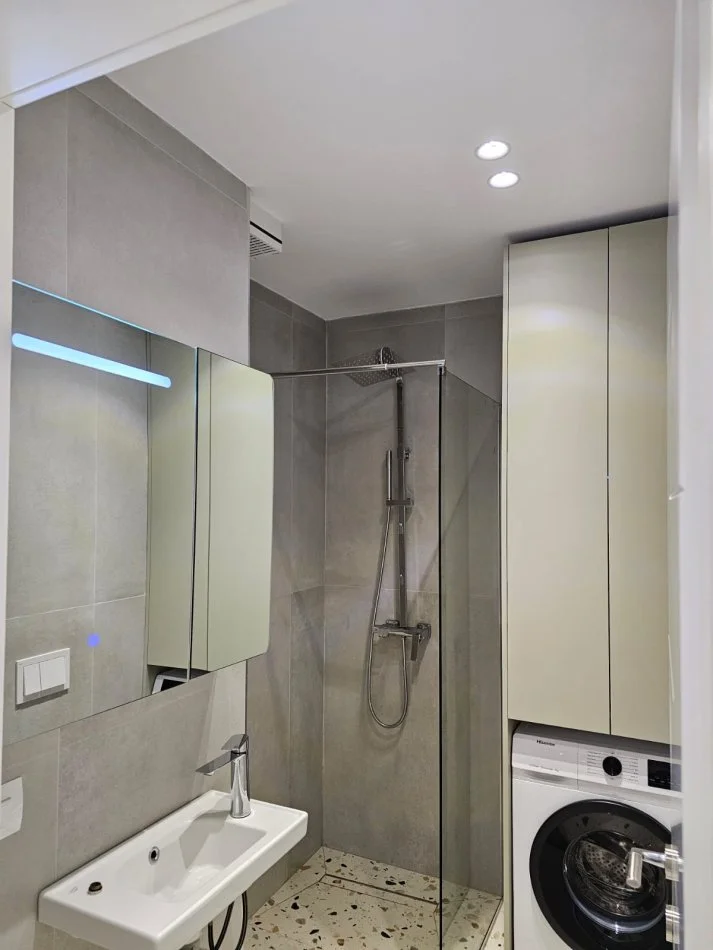 Tirane, jepet me qera garsonier 1+1 Kati 8, 50 m² 370 € (Rruga 5 Maji)