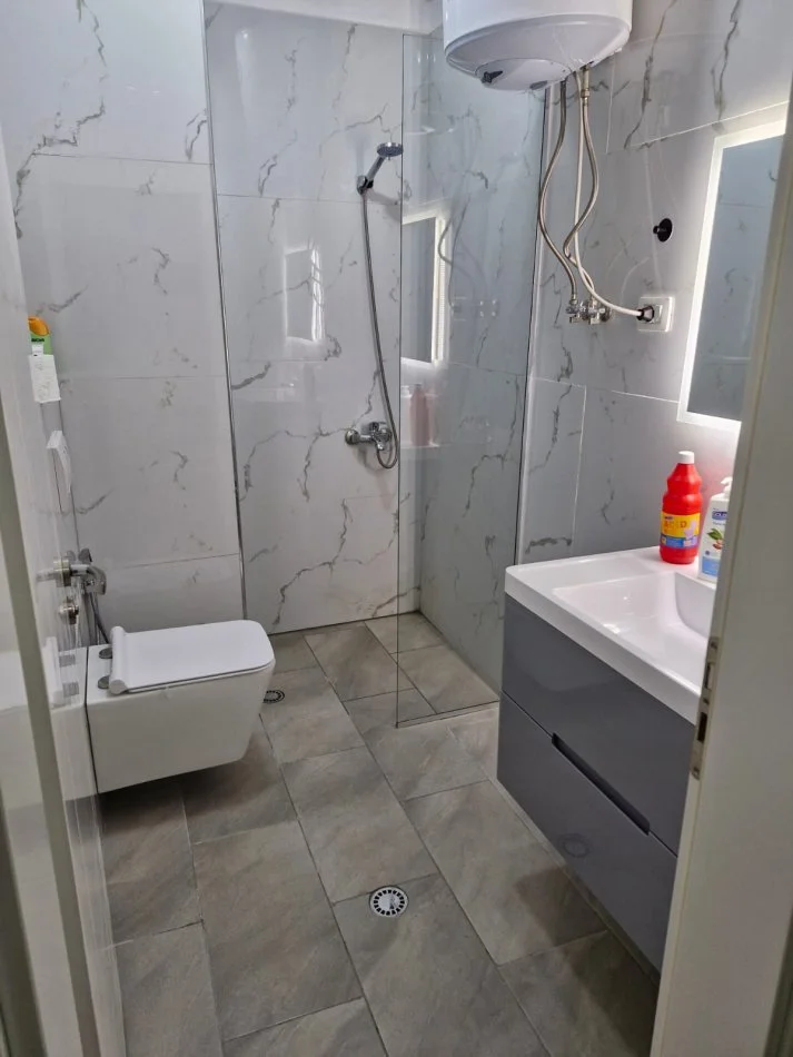 Tirane, jepet me qera apartament 2+1 Kati 2, 90 m² 600 € (Rruga e Elbasanit)