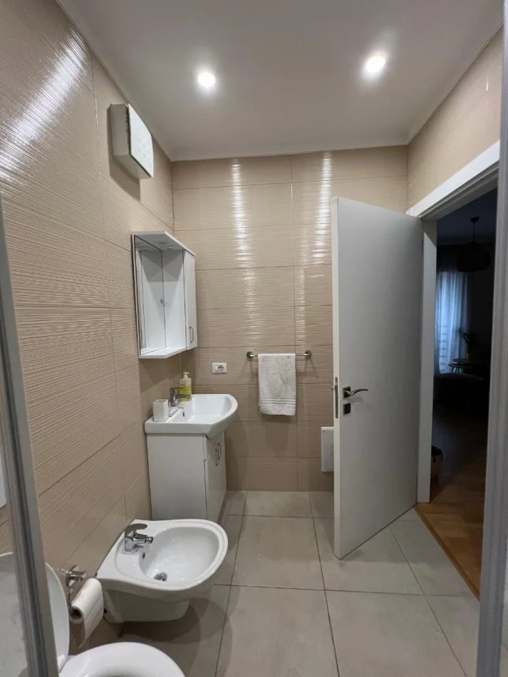 Tirane, jepet me qera apartament 2+1+Ballkon Kati 4, 80 m² 800 € 
