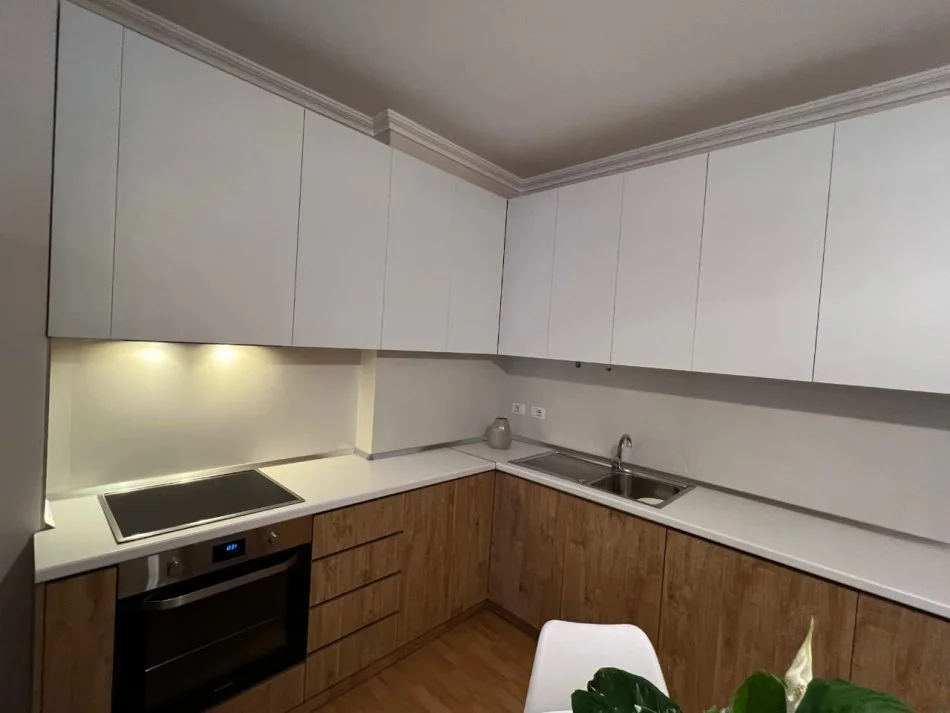 Tirane, jepet me qera apartament 2+1+Ballkon Kati 4, 80 m² 800 € 