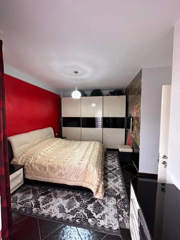 Tirane, jepet me qera apartament 3+1+Ballkon Kati 2, 117 m² (Stacioni i Trenit, Rruga Karl Gega)