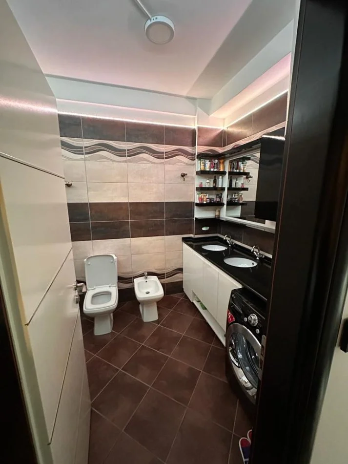 Tirane, jepet me qera apartament 3+1+Ballkon Kati 2, 117 m² (Stacioni i Trenit, Rruga Karl Gega)