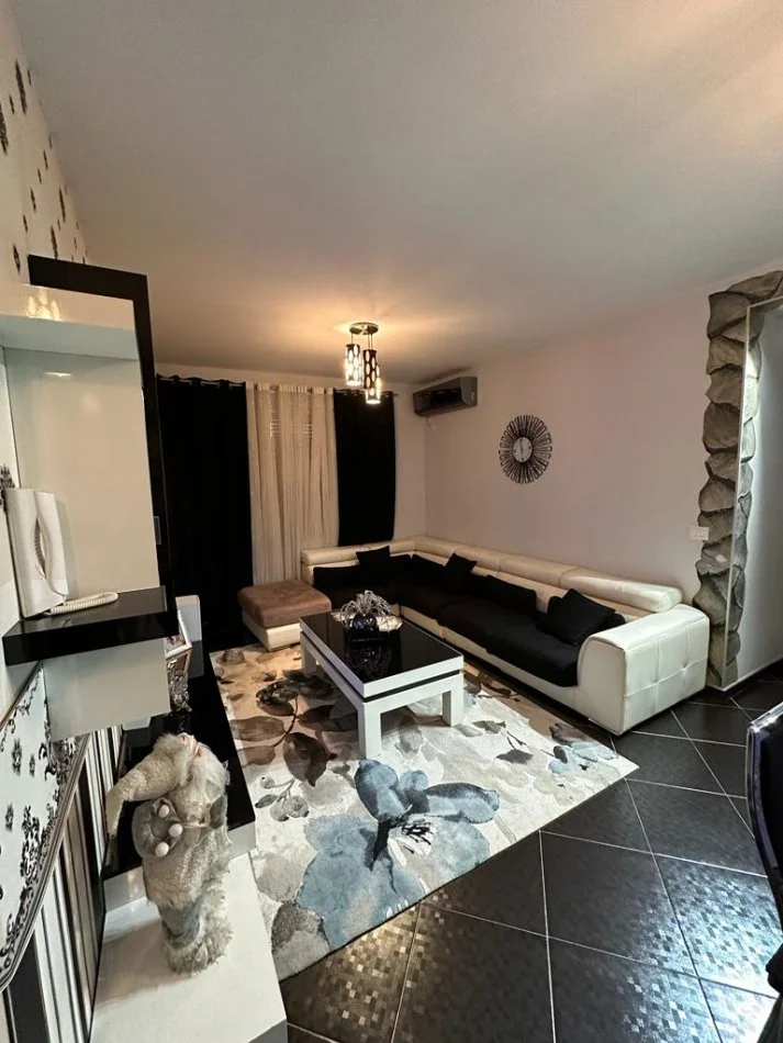 Tirane, jepet me qera apartament 3+1+Ballkon Kati 2, 117 m² (Stacioni i Trenit, Rruga Karl Gega)