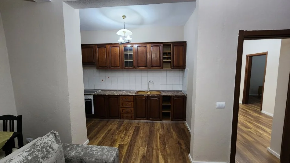 Tirane, jepet me qera apartament 2+1 Kati 4, 104 m² 700 € (Besim Imami)
