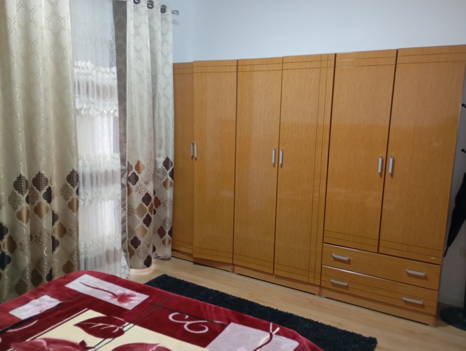 Tirane, jap me qera apartament 2+1 Kati 1, 450 € 