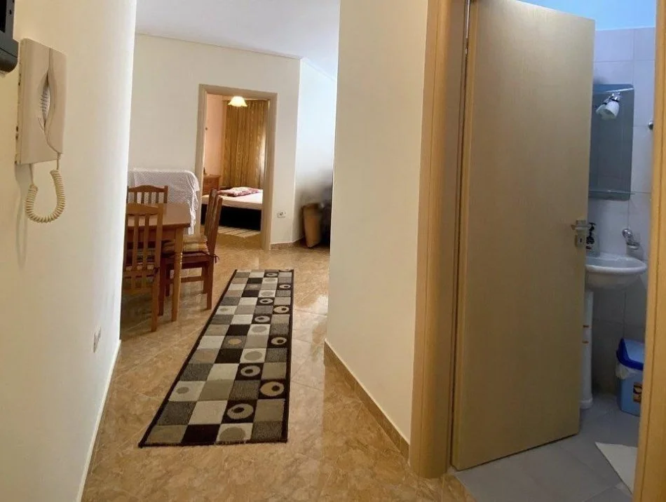 Vlore, jepet me qera apartament 1+1+Ballkon Kati 6, 65 m² 350 € (skele)