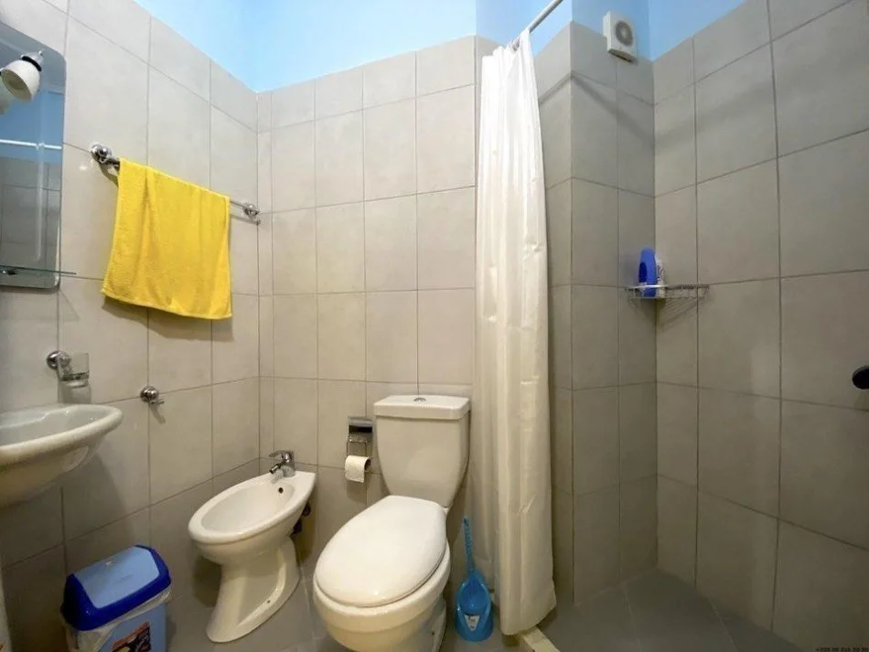 Vlore, jepet me qera apartament 1+1+Ballkon Kati 6, 65 m² 350 € (skele)