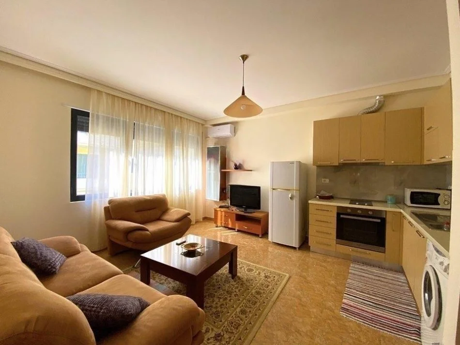 Vlore, jepet me qera apartament 1+1+Ballkon Kati 6, 65 m² 350 € (skele)