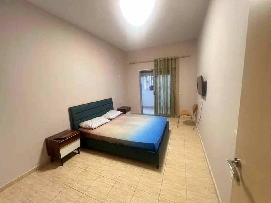 Vlore, jepet me qera apartament 1+1+Ballkon Kati 1, 67 m² 340 € (Tek rrapi)