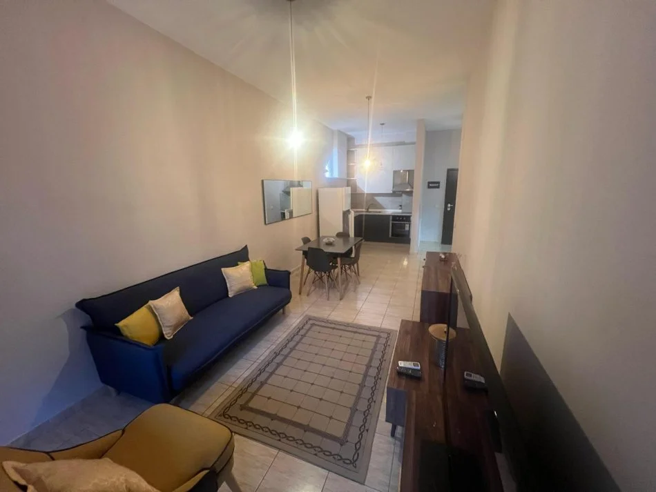 Vlore, jepet me qera apartament 1+1+Ballkon Kati 1, 67 m² 340 € (Tek rrapi)