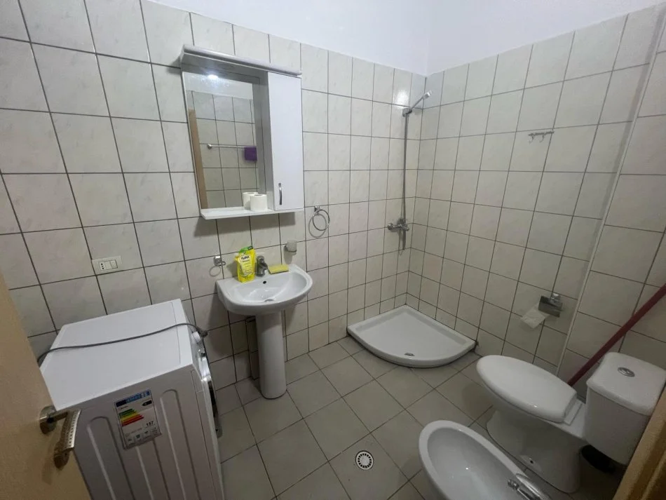 Vlore, jepet me qera apartament 1+1+Ballkon Kati 1, 67 m² 340 € (Tek rrapi)