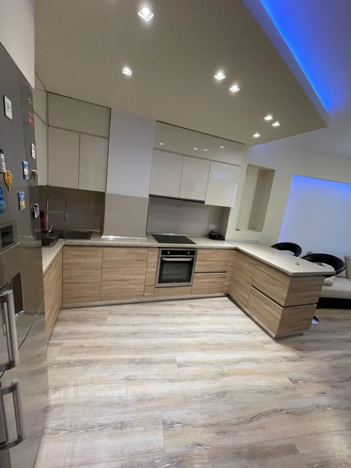 Tirane, jepet me qera 2+1 Kati 2, 92 m² 800 € (Komuna e Parisit)