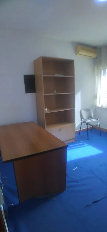 Tirane, jepet me qera apartament 3+1 Kati 9, 150 m² 650 € (rruga reshit petrela)