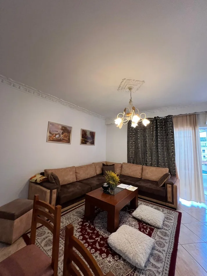 Tirane, jepet me qera apartament 2+1 Kati 6, 120 m² 650 € 