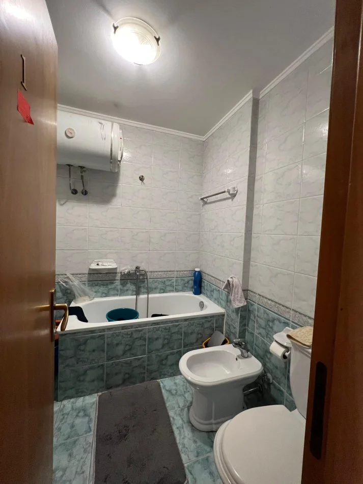 Tirane, jepet me qera apartament 2+1+Ballkon Kati 6, 120 m² 650 € (Bllok)