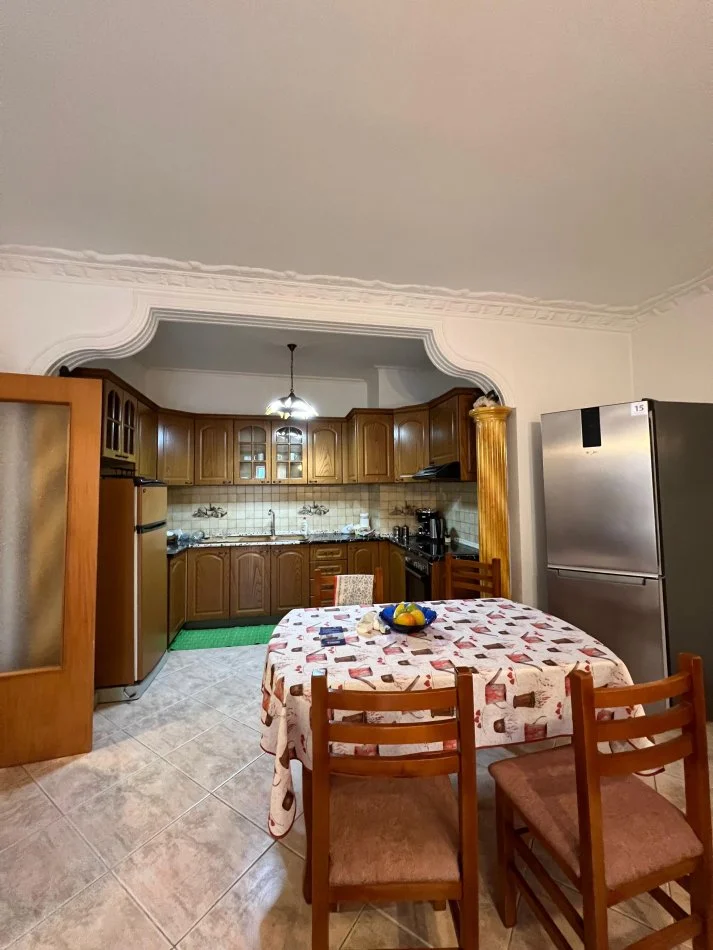 Tirane, jepet me qera apartament 2+1+Ballkon Kati 6, 120 m² 650 € (Bllok)