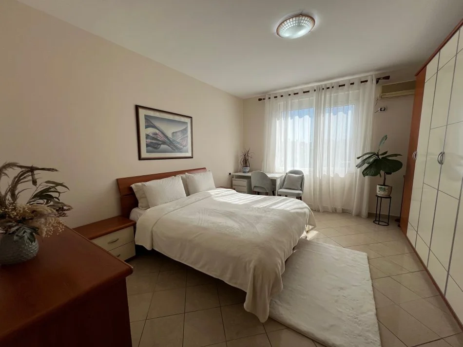 Tirane, jepet me qera apartament 2+1+Ballkon Kati 11, 120 m² 1.200 € (BLLOK)