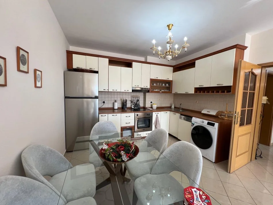 Tirane, jepet me qera apartament 2+1+Ballkon Kati 11, 120 m² 1.200 € (BLLOK)