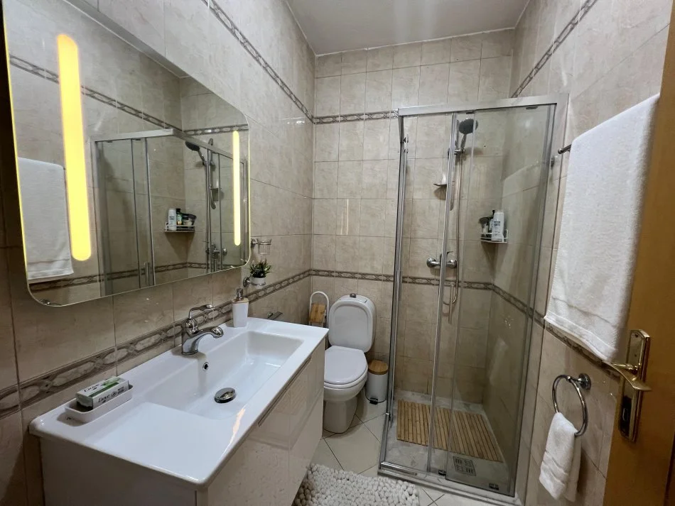 Tirane, jepet me qera apartament 2+1+Ballkon Kati 11, 120 m² 1.200 € (BLLOK)