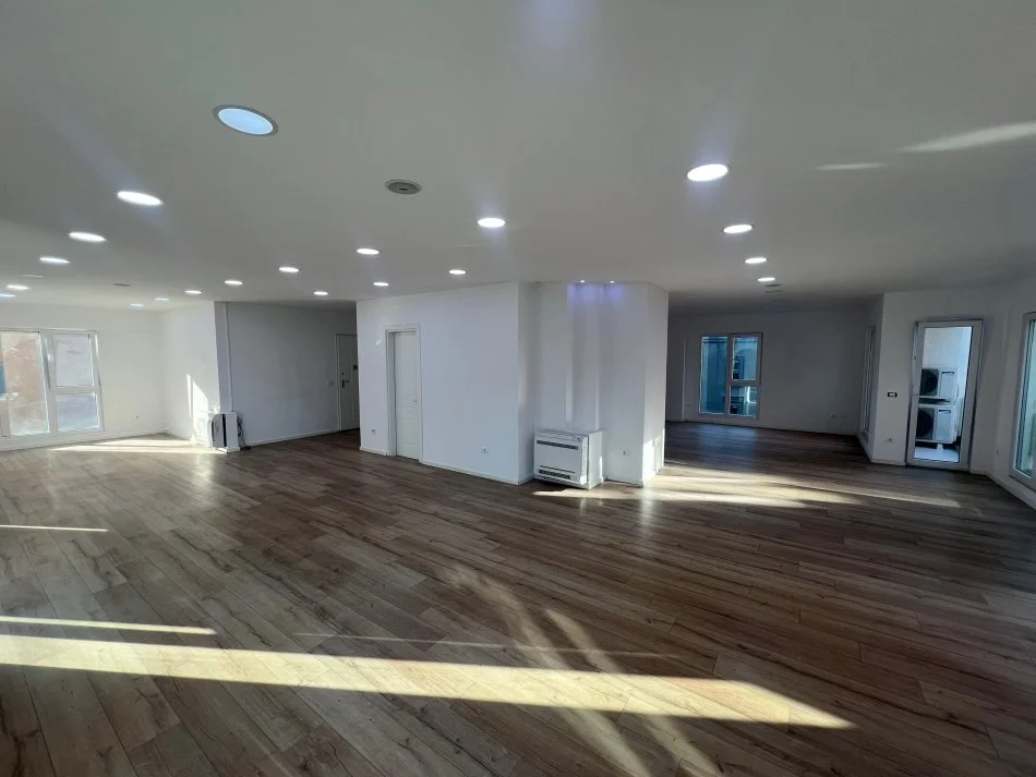 Tirane, jepet me qera ambjent biznesi Kati 2, 170 m² 2.300 € (Rruga e Elbasanit)