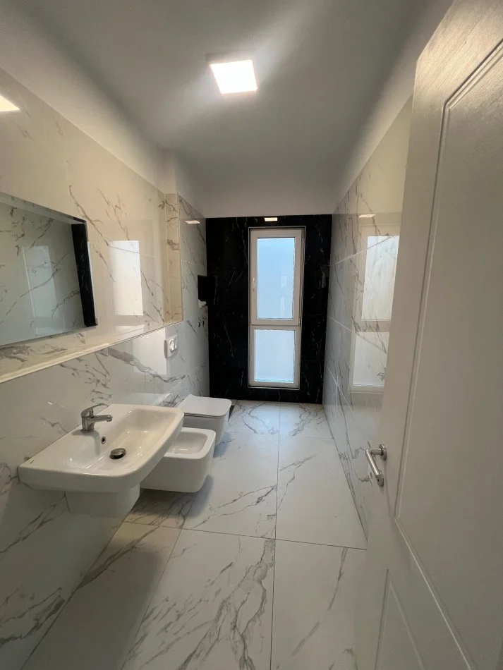 Tirane, jepet me qera ambjent biznesi Kati 2, 170 m² 2.300 € (Rruga e Elbasanit)