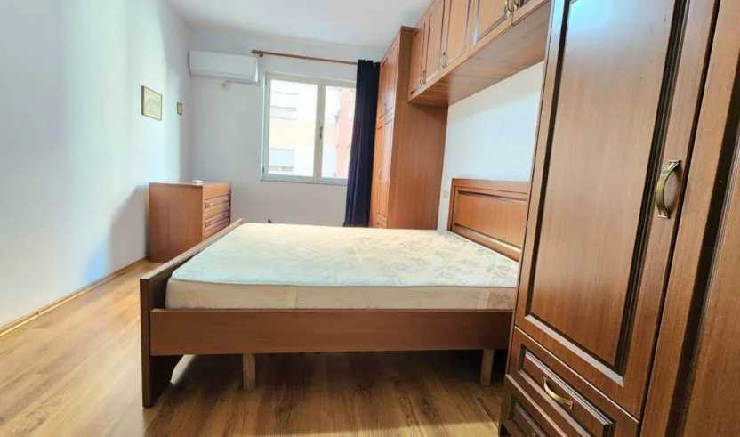 Tirane, jepet me qera apartament 2+1 Kati 4, 110 m² 500 € 