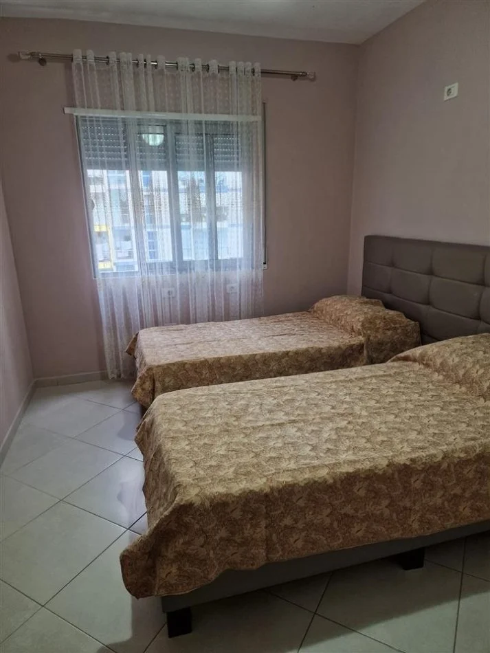 Vlore, jepet me qera apartament 2+1+Ballkon Kati 3, 75 m² 400 € (Ish Kombinati Peshkut)