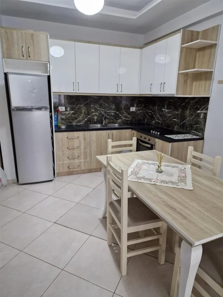 Vlore, jepet me qera apartament 2+1+Ballkon Kati 3, 75 m² 400 € (Ish Kombinati Peshkut)