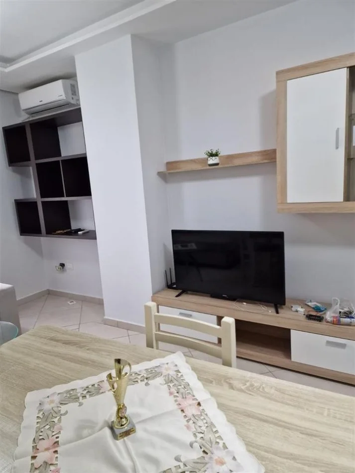Vlore, jepet me qera apartament 2+1+Ballkon Kati 3, 75 m² 400 € (Ish Kombinati Peshkut)
