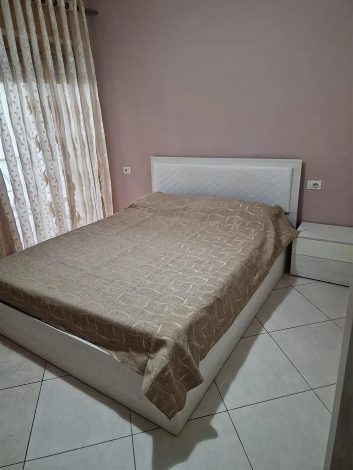 Vlore, jepet me qera apartament 2+1+Ballkon Kati 3, 75 m² 400 € (Ish Kombinati Peshkut)