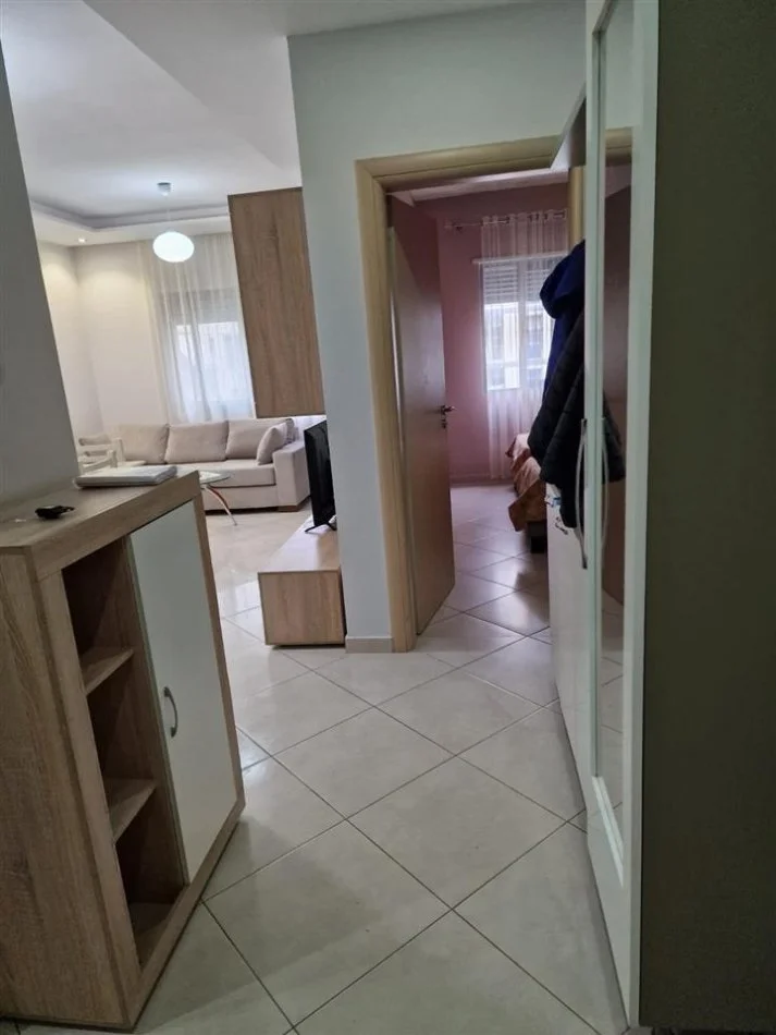 Vlore, jepet me qera apartament 2+1+Ballkon Kati 3, 75 m² 400 € (Ish Kombinati Peshkut)
