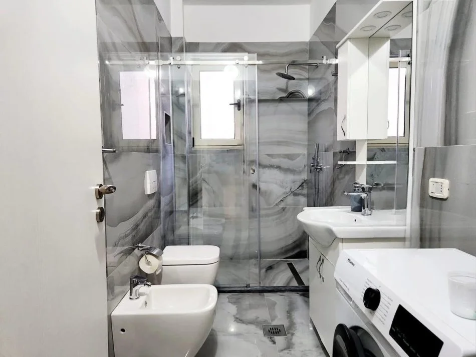 Vlore, jepet me qera apartament 2+1+Ballkon , 84 m² 600 € (Lungomare)