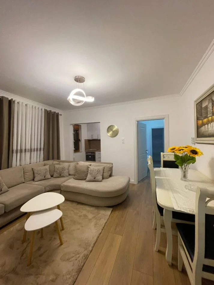 Tirane, jepet me qera apartament 3+1 Kati 3, 82 m² 700 € 