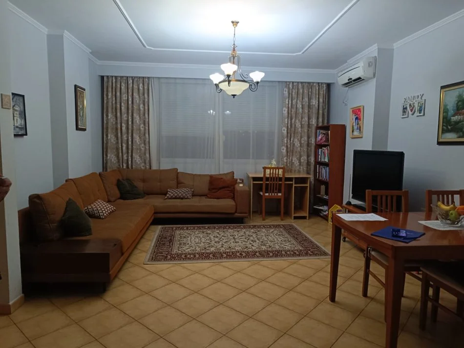 Tirane, jap me qera apartament 1+1 Kati 5, 70 m² 580 € (Rr Elbasanit)