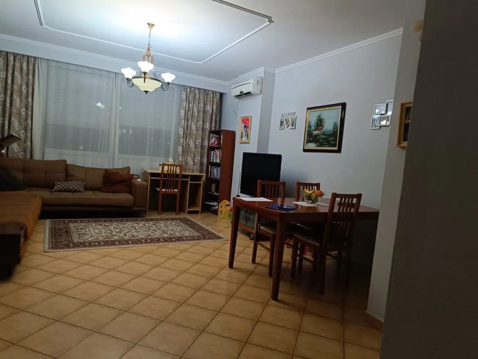 Tirane, jap me qera apartament 1+1 Kati 5, 70 m² 580 € (Rr Elbasanit)