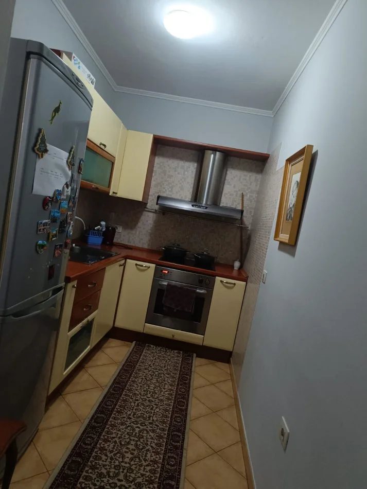 Tirane, jap me qera apartament 1+1 Kati 5, 70 m² 580 € (Rr Elbasanit)