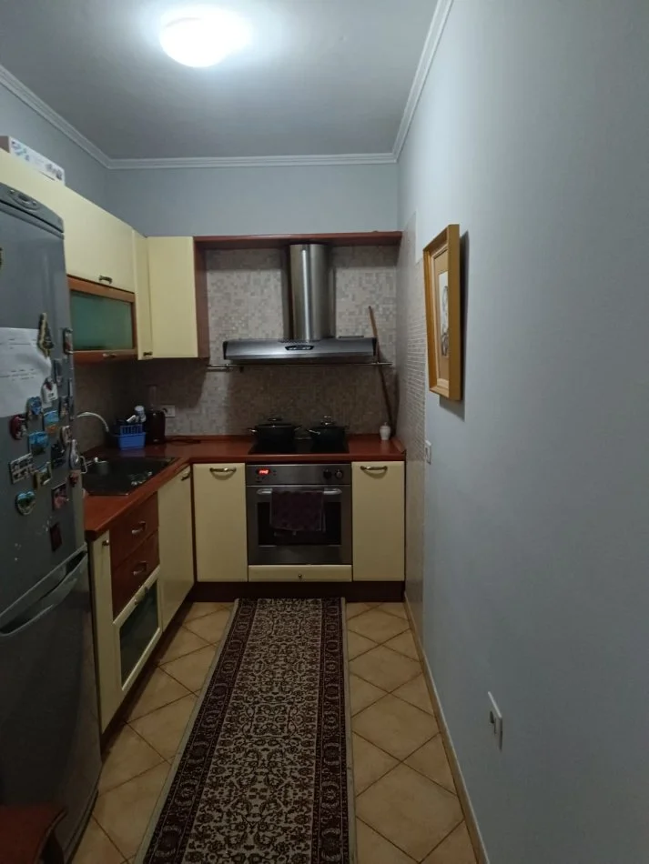 Tirane, jap me qera apartament 1+1 Kati 5, 70 m² 580 € (Rr Elbasanit)