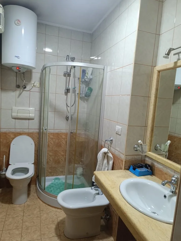 Tirane, jap me qera apartament 1+1 Kati 5, 70 m² 580 € (Rr Elbasanit)