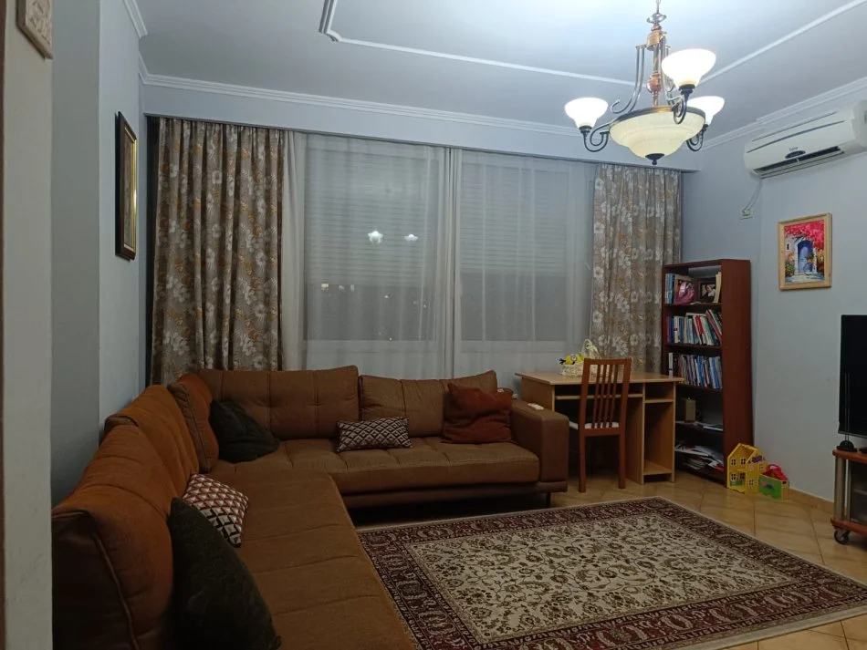 Tirane, jap me qera apartament 1+1 Kati 5, 70 m² 580 € (Rr Elbasanit)