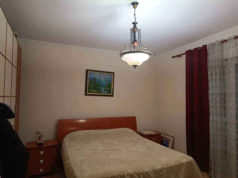 Tirane, jap me qera apartament 1+1 Kati 5, 70 m² 580 € (Rr Elbasanit)