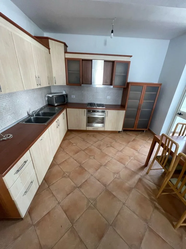 Tirane, shitet apartament 3+1+Ballkon Kati 7, 141 m² 304.540 € (Komuna e Parisit)