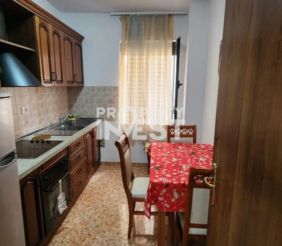 Tirane, jepet me qera apartament 2+1 Kati 4, 110 m² 500 € (pallati me shigjeta)