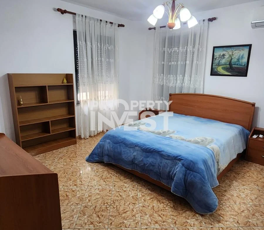 Tirane, jepet me qera apartament 2+1 Kati 4, 110 m² 500 € (pallati me shigjeta)
