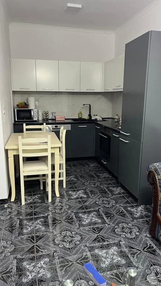 Tirane, jepet me qera apartament 2+1 Kati 2, 80 m² 500 € (Rruga e Kavajes)