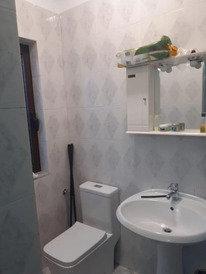 Tirane, jepet me qera apartament 2+1 Kati 2, 80 m² 500 € (Rruga e Kavajes)