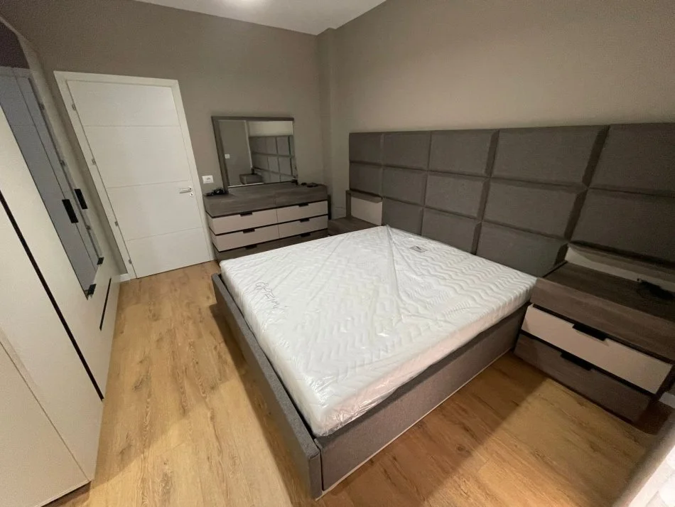 Tirane, jepet me qera apartament 2+1 Kati 2, 100 m² 900 € (Kopshti Botanik)